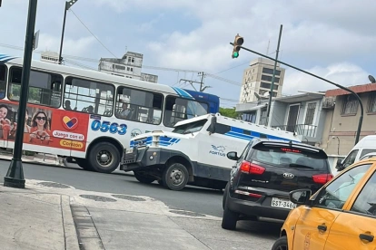 Un camión blindado quedó atrapado en una alcantarilla en las calles Manuel Galecio y Tulcán, en el centro de Guayaquil, luego de que una de sus ruedas se hundiera en la calzada.