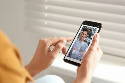 Tinder quedó bajo escrutinio en Estados Unidos por las deficiencias de sus sistemas de inteligencia artificial para detectar perfiles fraudulentos.