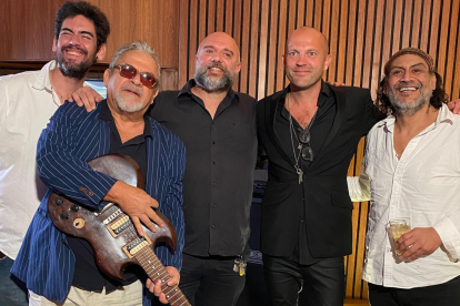 William Solórzano ‘Totah’ y Willy Wong, quienes participarán en el Guayaquil Rock Fest 2026, junto a Héctor Napolitano, Mikko Kosonen, Lucas Napolitano, Carlos Prado y Jaime Carrillo.|