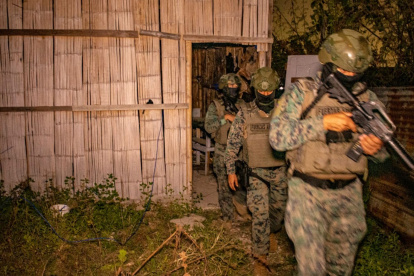 Las Fuerzas Armadas y la Policía Nacional realizan operativos especiales durante la vigencia del toque de queda.