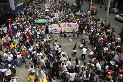Personas participan en una manifestación contra el Gobierno de Abelardo de la Espriella, este miércoles 14 de octubre, en Cali (Colombia).