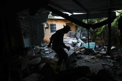 Pedro Frías Castillo camina al interior de su casa este miércoles, donde vivía con su esposa Elena Barría Vargas y que fue afectada por el terremoto de magnitud 7,7, en Macaracas, provincia Los Santos.