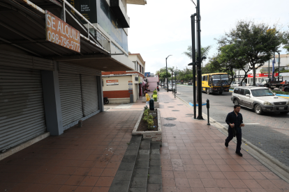 En plena avenida Víctor Emilio Estrada, la principal de Urdesa, hay varios locales desocupados.