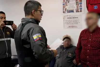 La Fiscalía formuló cargos contra un funcionario del Ministerio de Educación por presunto tráfico de influencias y un juez dictó prisión preventiva en Quito.