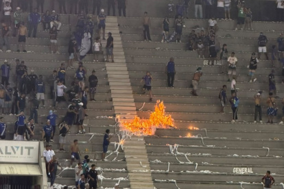 Hinchas de Emelec incendiaron papel picado en las gradas del estadio Christian Benítez.