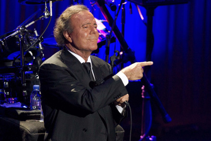 El cantante español, Julio Iglesias, es acusado por extrabajadoras de una supuesta agresión sexual.