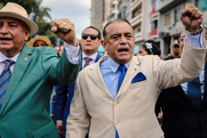 Los concejales de Guayaquil, Manuel Romero (izquierda) y Alberto Cajamarca, durante una marcha en la avenida Malecón.