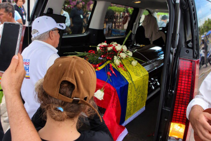 El féretro de Mónika Silva fue cobijado con una bandera de Ecuador.
