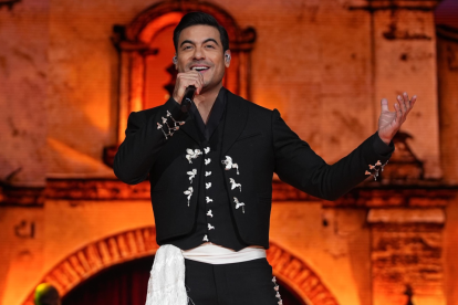 Carlos Rivera reprogramó sus conciertos en Quito y Guayaquil por una cirugía en una de sus cuerdas vocales.