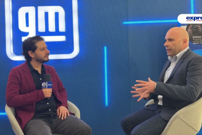 Nos fuimos a las oficinas de General Motors en Quito para conversar con Oswaldo León, Country Manager de la compañía en Ecuador. En esta entrevista analizamos el hito histórico de cumplir un siglo ininterrumpido en el país (1926-2026) y superar el millón de vehículos comercializados.