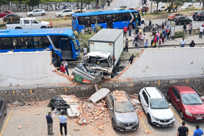 Un camión impactó contra el cerramiento de una propiedad privada en el norte de Quito. El siniestro dejó tres personas heridas y vehículos afectados.