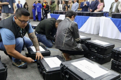 Funcionario del CNE revisa los kits electorales que serán enviados a las circunscripciones del exterior.