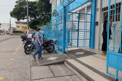 Representantes llegaron al plantel a pedir información sobre el posible caso de tuberculosis.