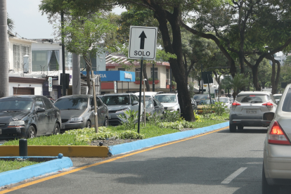 La congestión vehicular es uno de los problemas que aquejan en Urdesa.