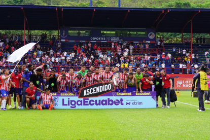 Los jugadores de Atlético FC celebran el ascenso.