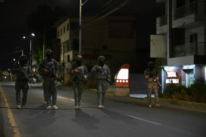 Militares recorren una zona de Manta durante el horario de toque de queda en septiembre pasado.