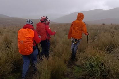 Los bomberos del cantón Mejía trabajaron en el rescate de los tres turistas alcanzados por una descarga eléctrica en el volcán El Corazón.