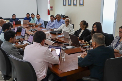 El ministro de Ambiente y Energía, Juan Carlos Blum se reunió con empresarios el 25 de septiembre de 2026, en Guayaquil, para tratar la crisis eléctrica.
