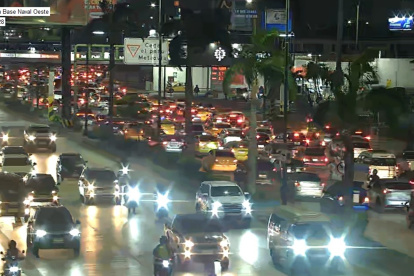 Extensas filas de vehículos se evidenciaron en la avenida Pedro Menéndez Gilbert, en el norte de Guayaquil, entre la tarde y noche de este jueves 15 de octubre.
