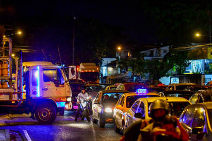 Circulación vehicular nocturna en Guayaquil.