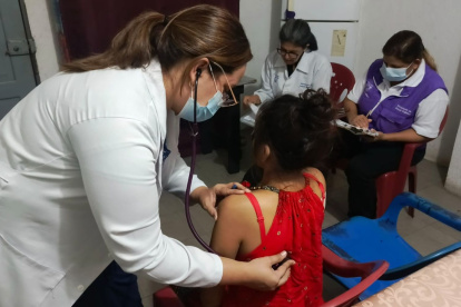 El Ministerio de Salud observa a los familiares del paciente con tuberculosis.