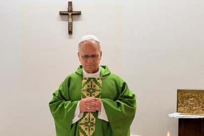 El papa León XIV celebra una misa en el hospital Gemelli de Roma, en las primeras fotografías difundidas tras su operación pulmonar.