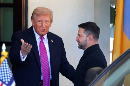 El presidente Donald Trump recibe a su par de Ucrania, Volodymyr Zelensky en la Casa Blanca, para una reunión en octubre del 2025.