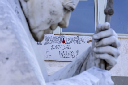 Una pancarta con el mensaje «Hematología saluda al Papa» cuelga de una de las ventanas del Hospital Universitario Agostino Gemelli, donde se encuentra ingresado el papa León XIV, en Roma (Italia).