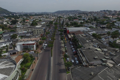 Ciudadanos cuestionan la pérdida de vegetación en Urdesa y en sí en Guayaquil, donde urge la necesidad de árboles para que proporcionen sombra y ayuden a mitigar el calor.