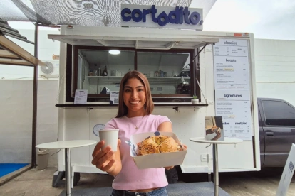 El concepto reúne dos productos que son el centro de la experiencia, bebidas preparadas con café de especialidad y bagels.