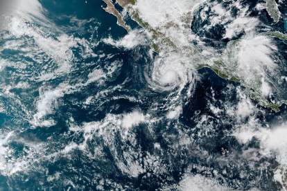 Fotografía satelital tomada este viernes cedida por la Oficina Nacional de Administración Oceánica y Atmosférica (NOAA) a través del Centro Nacional de Huracanes (NHC) estadounidense donde se muestra el ojo del huracán Trudy.