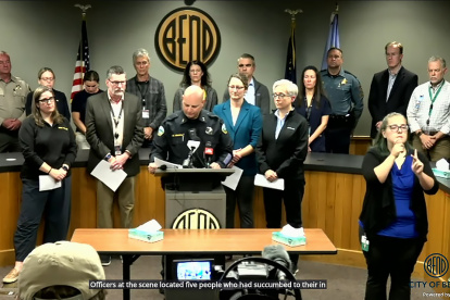 Captura de una transmisión del gobierno de la Ciudad de Bend del jefe de policía de la ciudad Mike Krantz en una rueda de prensa donde confirmó que tres niños y una maestra murieron en un tiroteo.