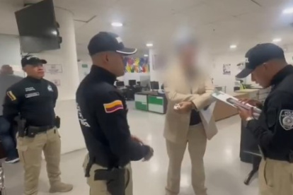 El momento en el que el ciudadano extranjero es detenido en el aeropuerto de Bogotá.