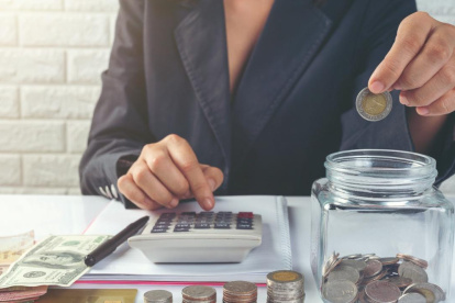Haz crecer tu dinero mientras acumulas millas. Descubre cómo ahorrar e invertir puede abrirte las puertas a nuevas oportunidades financieras.