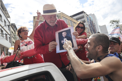 El presidente de Brasil y candidato a la reelección, Luiz Inácio Lula da Silva, saluda a sus seguidores durante un acto de campaña en Juiz de Fora, en el estado de Minas Gerais (Brasil).