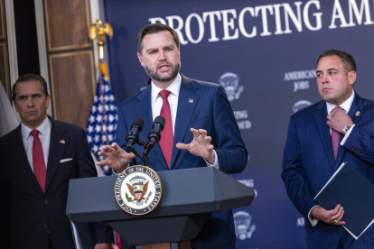 JD Vance, vicepresidente de Estados Unidos (c).