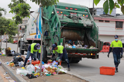 Personal de Urvaseo recoge desechos en el sector de Los Esteros, en el sur de Guayaquil.