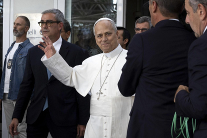 El papa León XIV salió del Policlínico Gemelli de Roma este sábado 17 de octubre, tras recibir el alta hospitalaria.