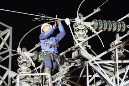 Personal técnico realizó trabajos de mantenimiento en redes y subestaciones eléctricas durante la madrugada del 17 de octubre de 2026.