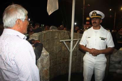 Un oficial de la Armada del Ecuador explica a los familaires de las labores de búsqueda de los pescadores desaparecidos