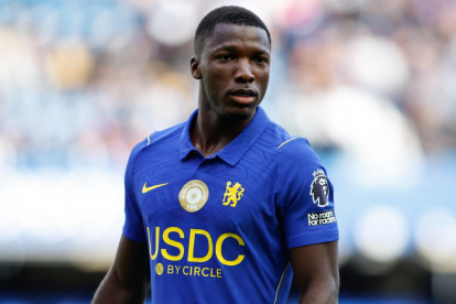 Moisés Caicedo durante un partido con el Chelsea.