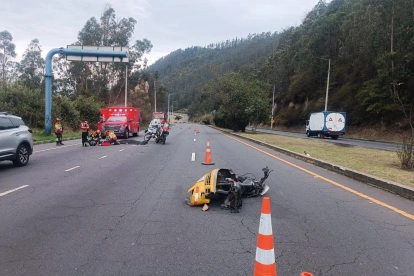 En la avenida Simón Bolívar, cerca del camposanto Monte Olivo, un automóvil chocó contra una motocicleta.