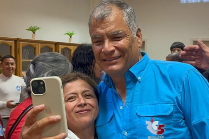 El expresidente Rafael Correa participó en un encuentro con militares de la Revolución Ciudadana en Bélgica.