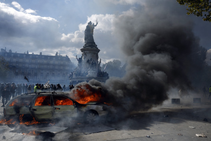 Un automóvil arde en la plaza de la República mientras estallan enfrentamientos entre manifestantes y la policía durante una protesta contra el aumento del coste de la vida y los recortes en los servicios públicos en París, Francia, el 17 de octubre de 2026 EFE/YOAN VALAT