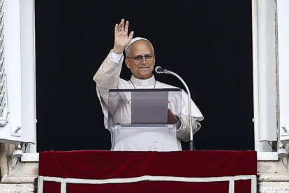 Papa León XIV reaparece en el ángelus del Vaticano tras recibir el alta hospitalaria por una operación en el pulmón derecho.