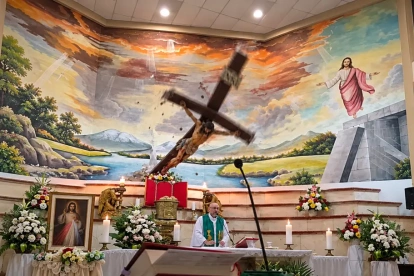 El accidente quedó registrado durante una transmisión religiosa. Los presentes intentaron auxiliar al sacerdote tras la caída de la cruz.