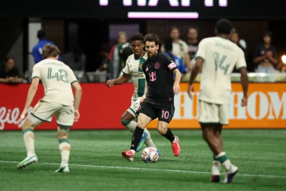 Lionel Messi dejó a varios rivales en el camino previo a sus golazos.