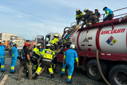 Tres personas quedaron inconscientes dentro del tanque de un vehículo que transportaba desechos sanitarios.