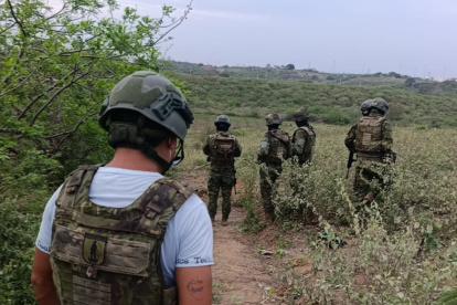 El Ejército Ecuatoriano detuvo a los cinco presuntos responsables del desmembramiento de una persona.