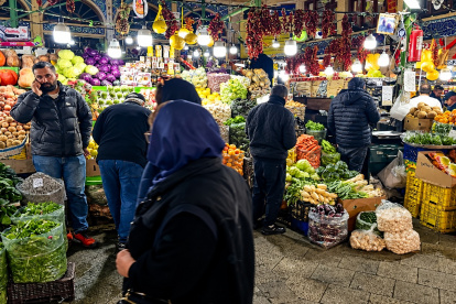 Varias personas acuden de compras al Bazar de Tajrish en el norte de Teherán.